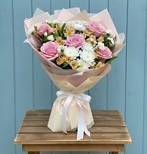 Букет цветов из:  Гвоздики, Орхидеи и Розы в Гвардейске