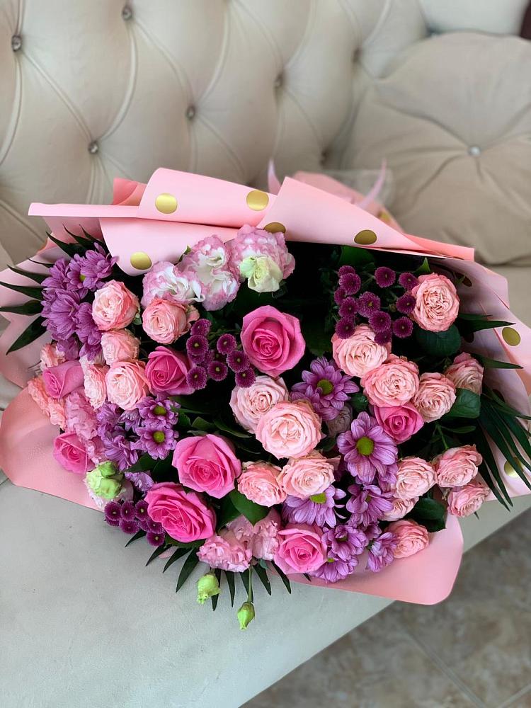 Букет цветов из: Хризантемы, Розы и Лизиантусы в Гвардейске