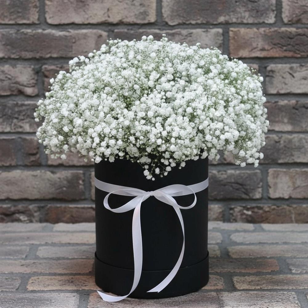 Цветочная композиция из Гипсофила в шляпной коробке в Гвардейске