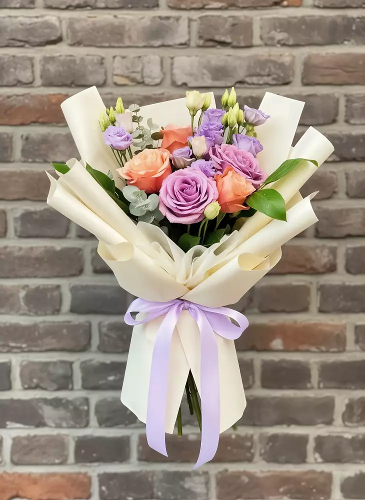 Букет цветов из: Лизиантусы и Розы в Гвардейске