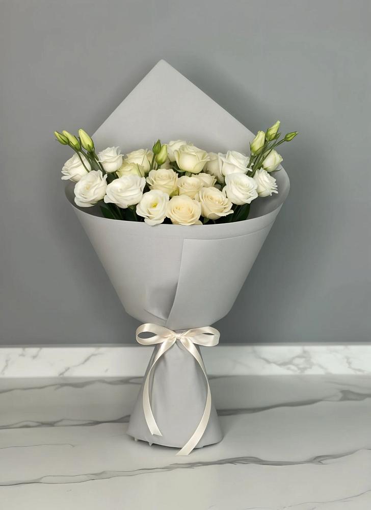 Букет цветов из: Розы и Лизиантусы в Гвардейске