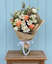 Букет цветов из:  Альстромерии, Лизиантусы, Розы и Хризантемы в Гвардейске