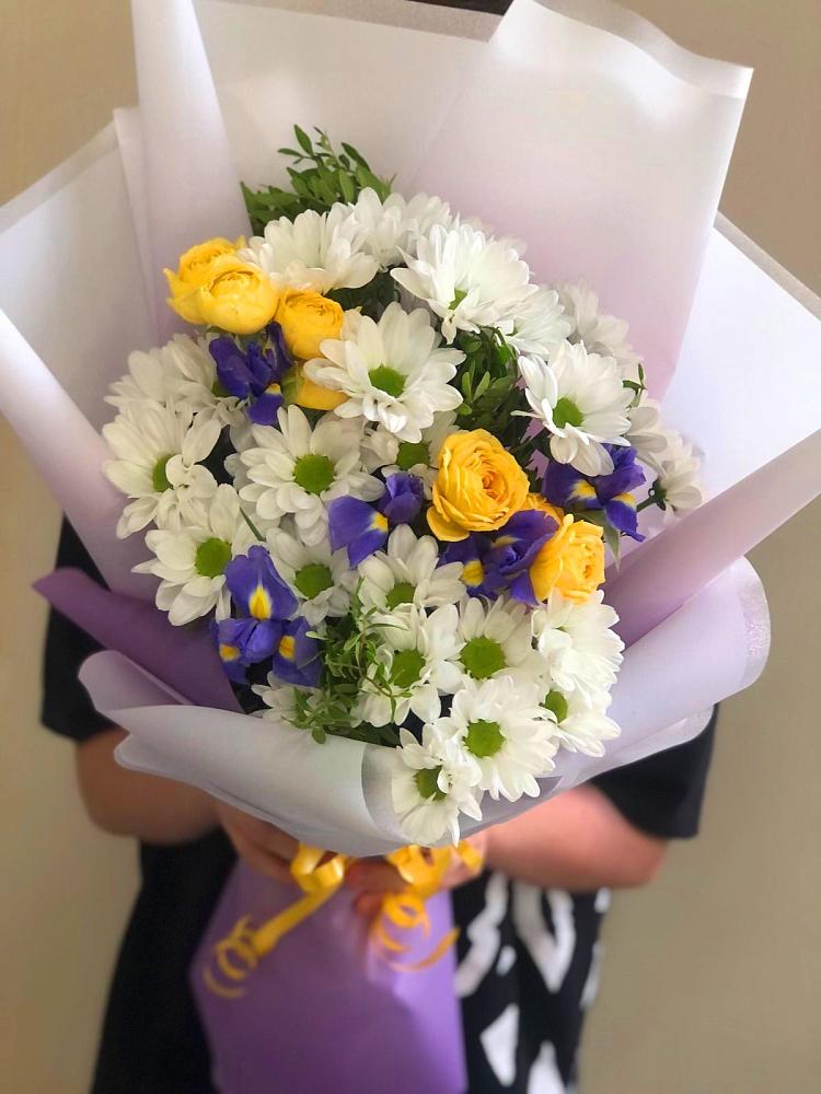 Букет цветов из: Ирисы, Хризантемы и Розы в Гвардейске