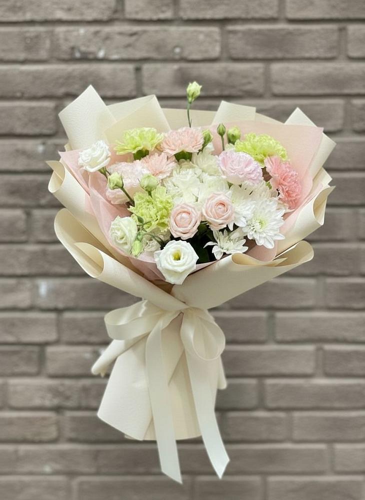 Букет цветов из: Гвоздики, Розы, Лизиантусы и Хризантемы в Гвардейске