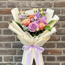 Букет цветов из:  Лизиантусы и Розы в Гвардейске