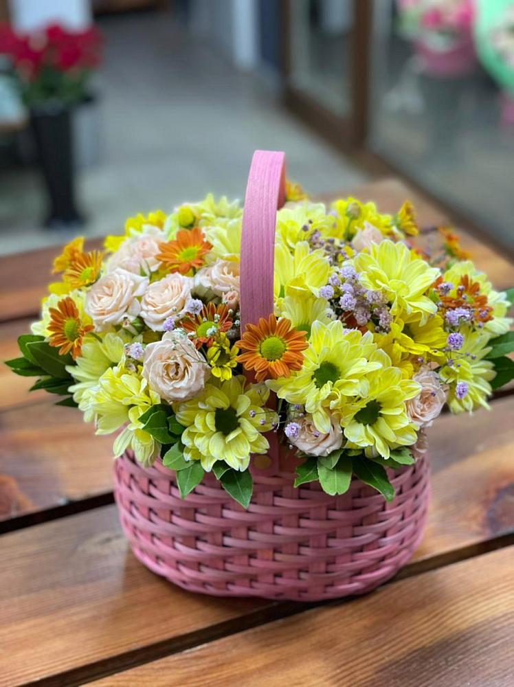 Цветочная композиция из Хризантемы и Розы в корзине в Гвардейске
