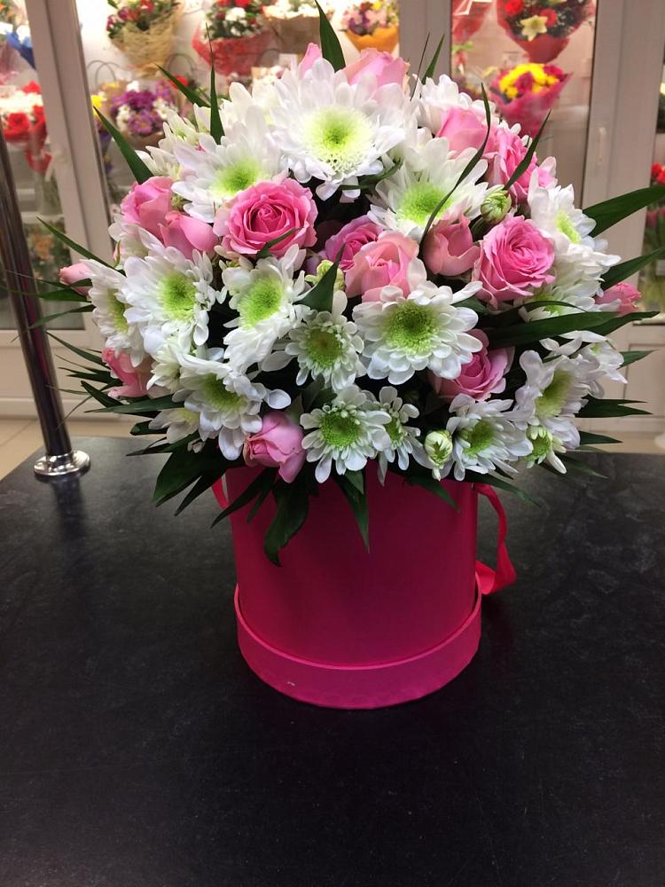 Цветочная композиция из Розы и Хризантемы в шляпной коробке в Гвардейске