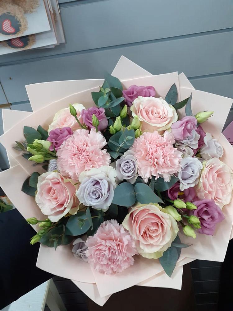 Букет цветов из: Розы, Гвоздики и Лизиантусы в Гвардейске