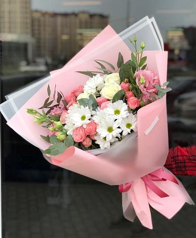 Букет цветов из: Розы, Лизиантусы и Хризантемы в Гвардейске