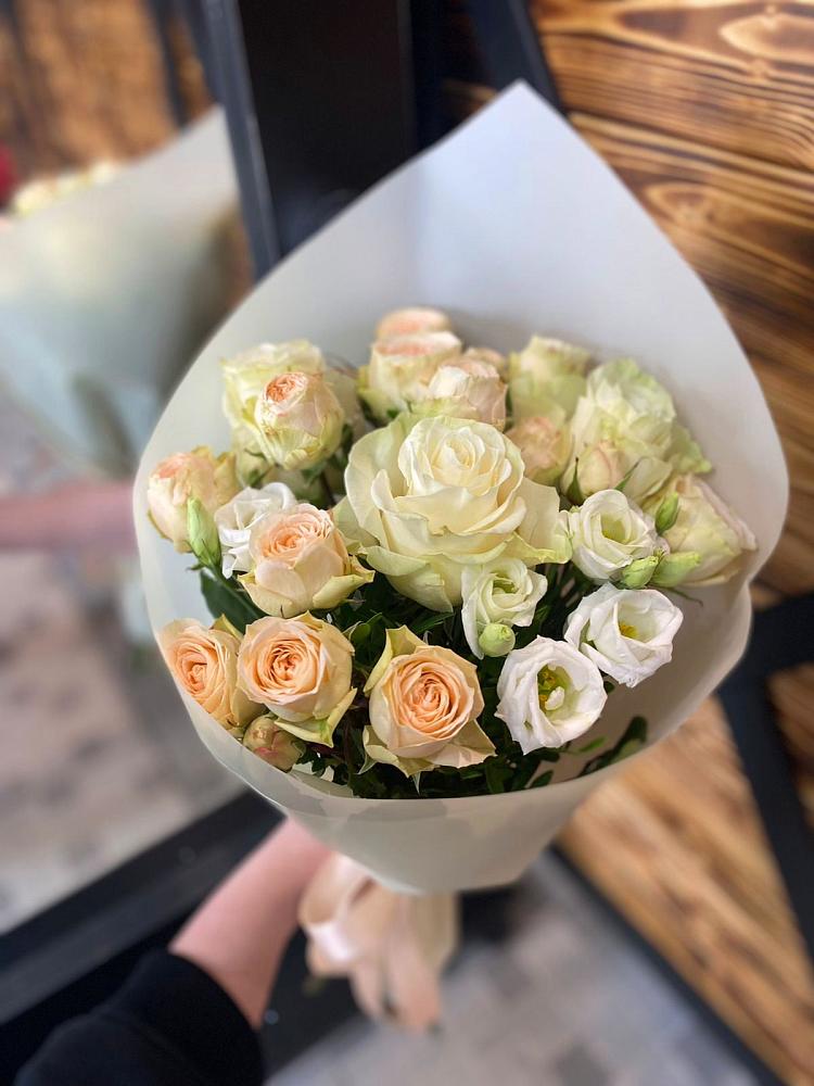 Букет цветов из: Розы и Лизиантусы в Гвардейске